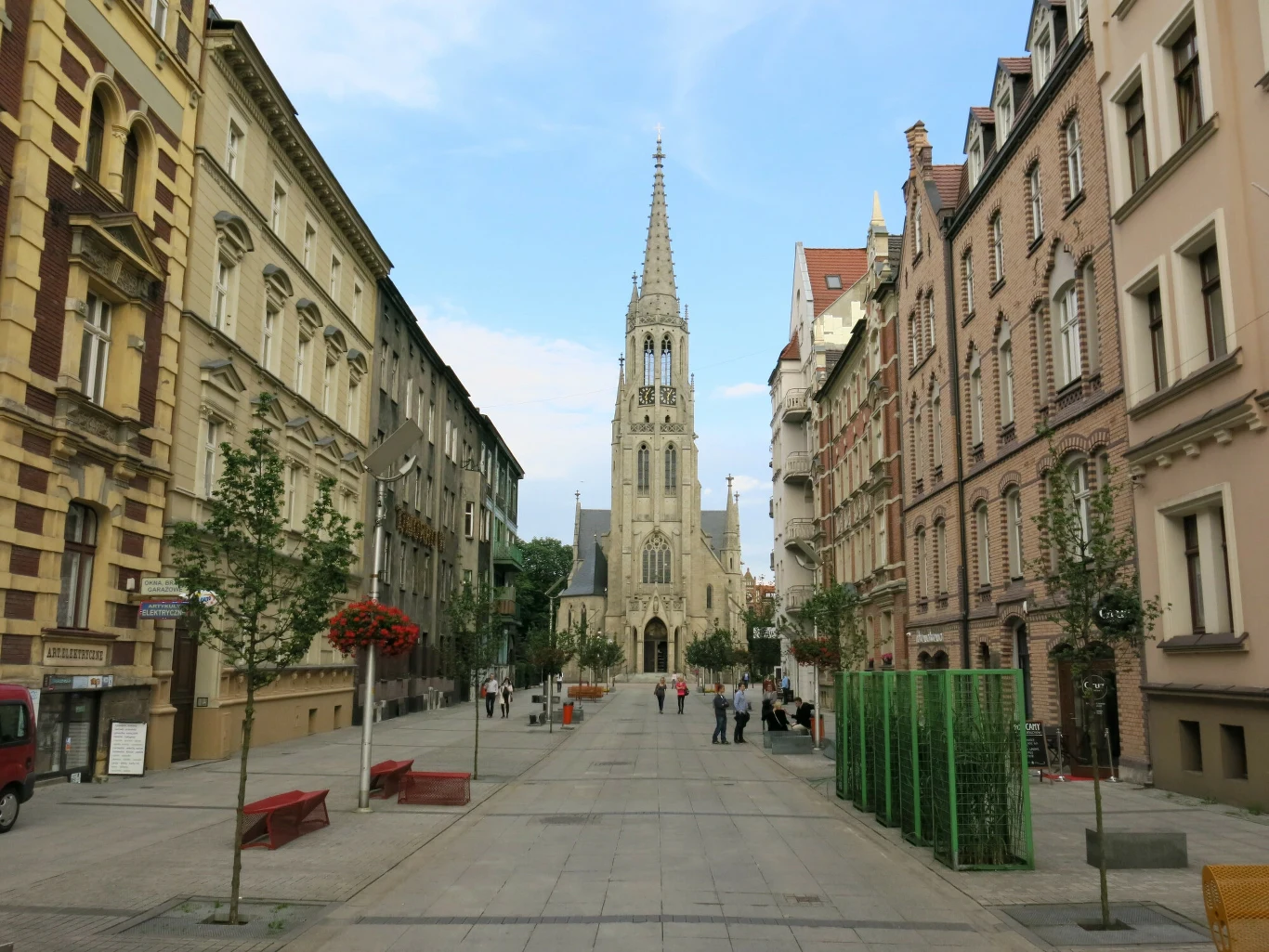 Katowicka Mariacka zmieniła się nie do poznania. Dziś to wizytówka miasta. Centralna ulica miasta prowadząca wprost do neogotyckiego kościoła o wysokiej wieży, otoczona zabytkowymi kamienicami, z kilkoma przechodniami oraz zielenią miejską po obu stronach chodnika.