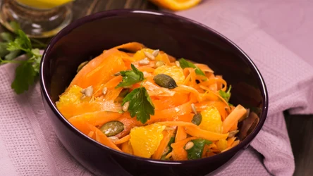 Surówka z marchewki z dodatkiem pomarańczy i pestek to bomba witaminowa dla skóry 