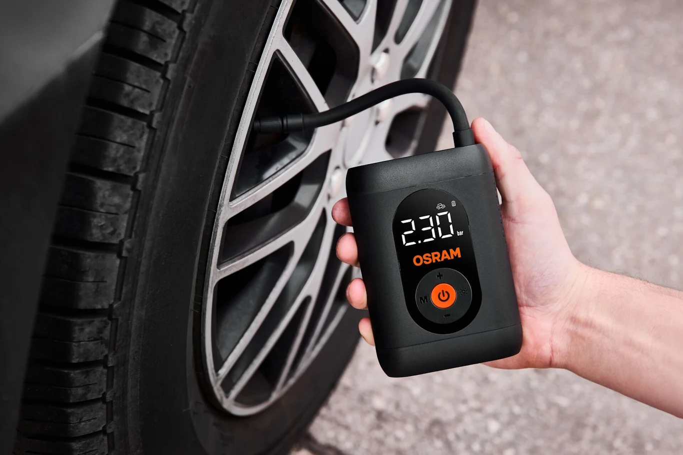 OSRAM TYREinflate 1600 ESSENTIAL napompuje 13-calową oponę w niecałe sześć minut 