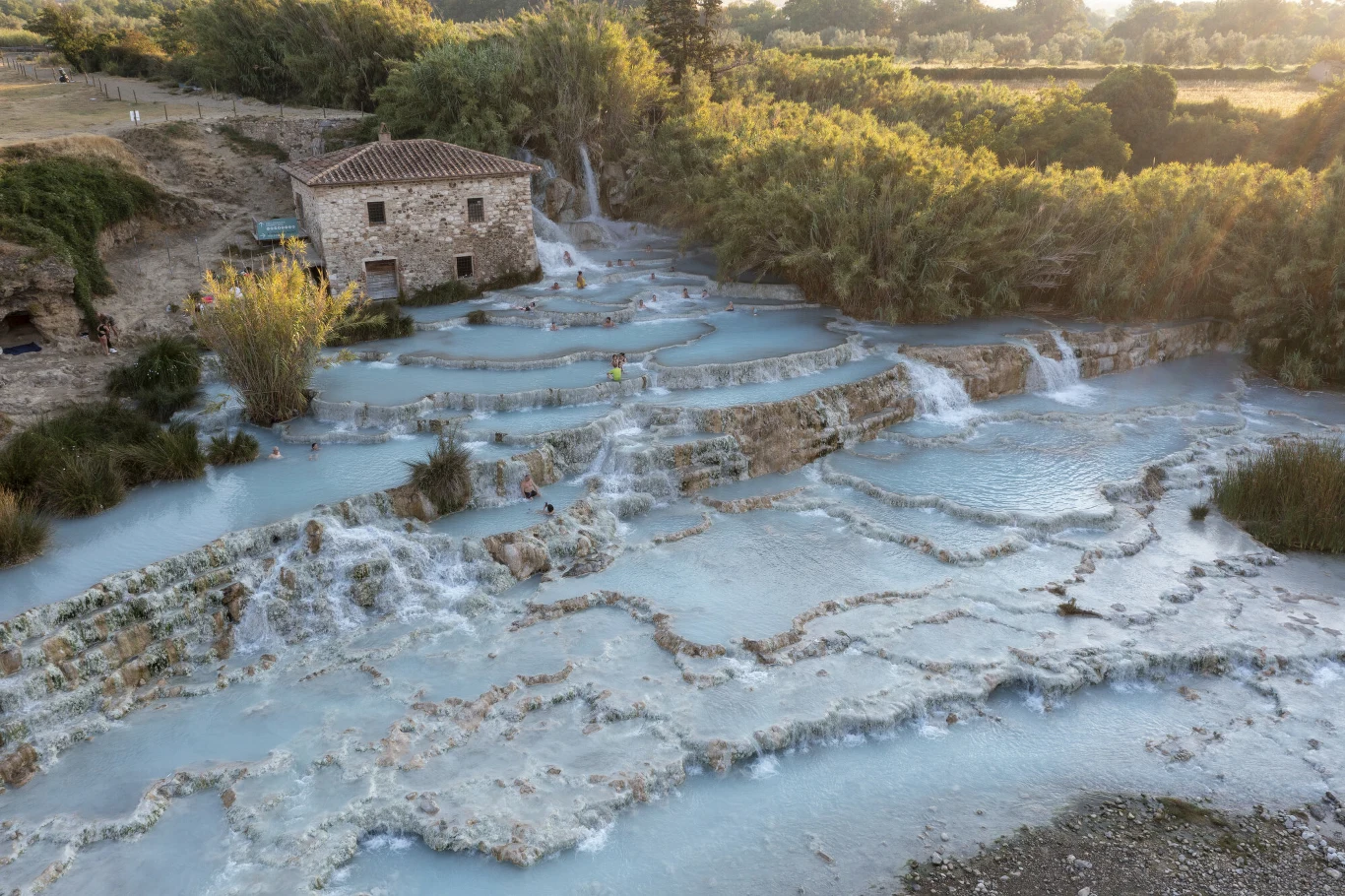 Terme di Saturnia to jedne z najpiękniejszych gorących źródeł w Europie i na całym świecie. Znajdziesz je we włoskiej Toskanii Terme di Saturnia to jedne z najpiękniejszych gorących źródeł w Europie i na całym świecie. Znajdziesz je we włoskiej Toskanii