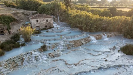 Terme di Saturnia to jedne z najpiękniejszych gorących źródeł w Europie i na całym świecie. Znajdziesz je we włoskiej Toskanii