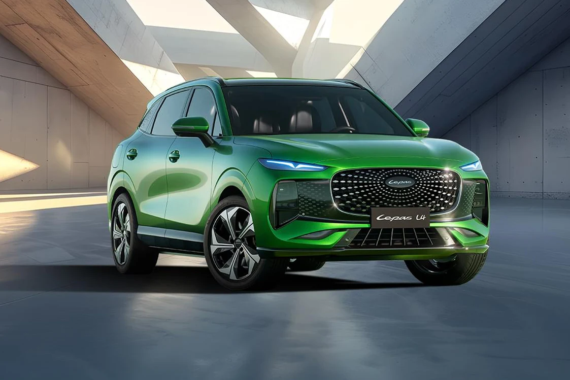 Zielony samochód SUV marki Chery Exeed LX, ustawiony w przestrzeni nowoczesnej architektury z betonowymi ścianami i dużymi świetlikami w dachu, podkreślając sportowy charakter pojazdu.