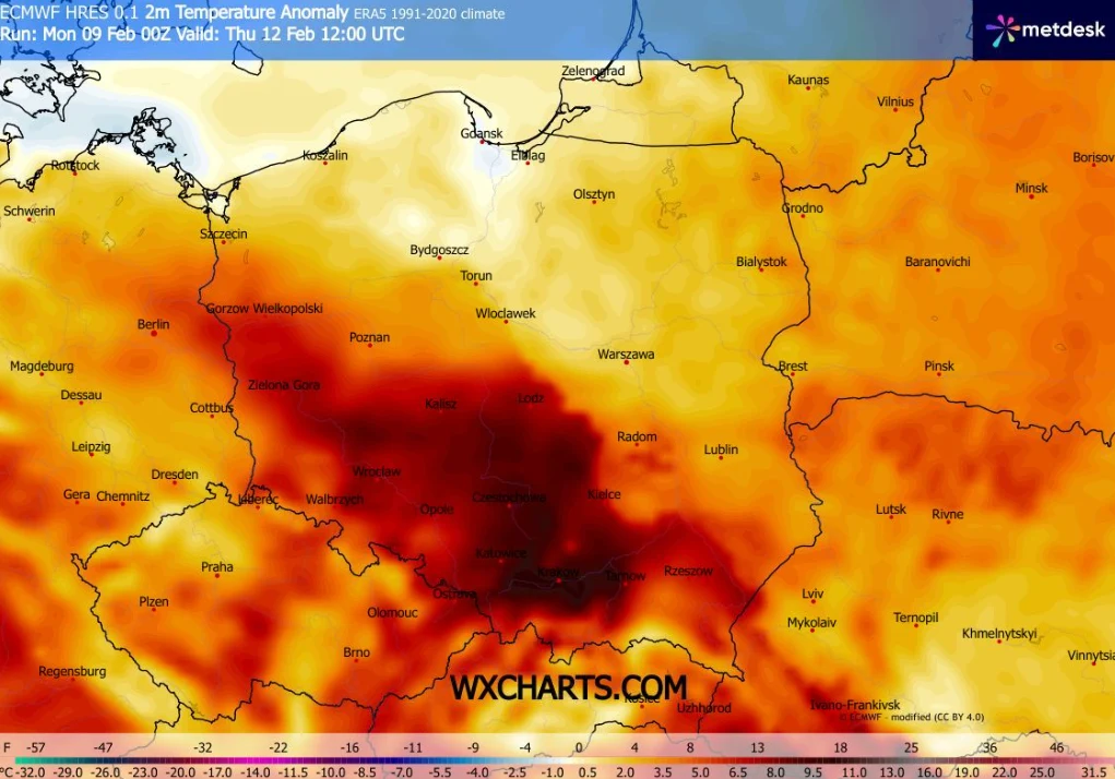Mapa Polski z zaznaczonymi anomaliami temperatur na różnych obszarach, w środkowej części kraju widoczne ciemnoczerwone odcienie oznaczające największe odchylenia, na obrzeżach jaśniejsze barwy wskazujące mniejsze zmiany.