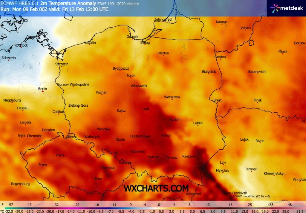 Mapa anomalii temperatury powierzchniowej pokazująca terytorium Polski z zaznaczonymi miastami, gdzie kolory od żółci po czerwienie wskazują znaczne odchylenia od średniej temperatury w różnych regionach kraju.