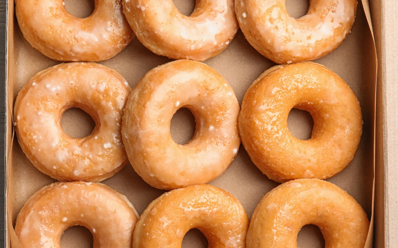 Oponki serowe to klasyk PRL na Tłusty Czwartek. W tej wersji mają o 30 proc. kalorii mniej, chociaż skład pozostaje ten sam