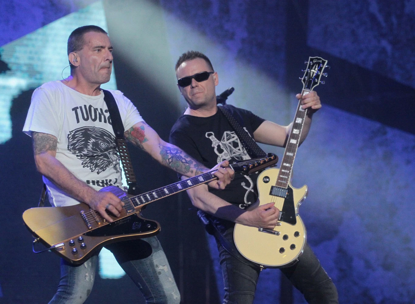 Kobranocka w 1991 r. wydała przebój "Kocham cię jak Irlandię" Dwóch mężczyzn grających na gitarach elektrycznych na scenie koncertowej, dynamiczne oświetlenie i rockowy klimat podkreślają energię występu.