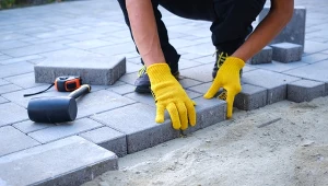 Układanie kostki brukowej to skomplikowany proces.