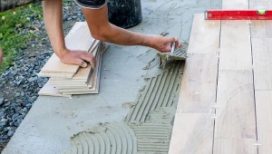 Popularne są przede wszystkim płytki gresowe, klinkierowe lub ceramiczne.