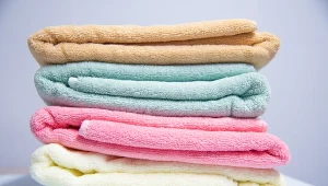 Jeżli po praniu na ręcznikach nadal widoczne są plamy, warto skorzystać z domowych metod ich usuwania.