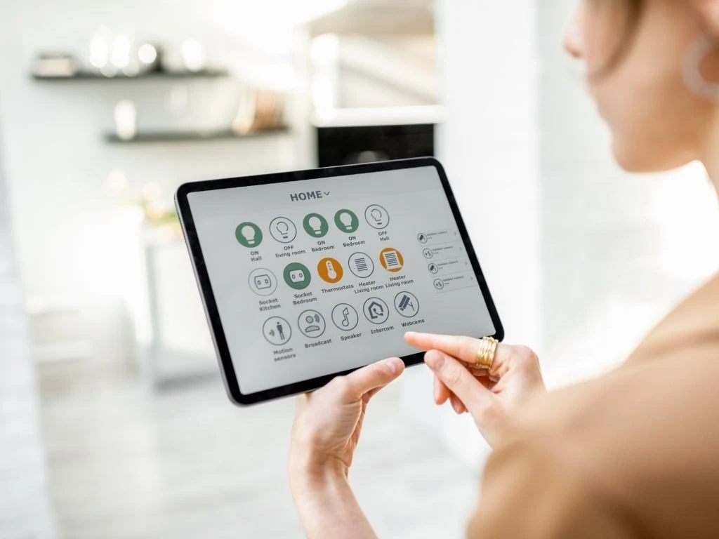 KNX składa się z programowalnych modułów, które dostarczane są przez różnych producentów