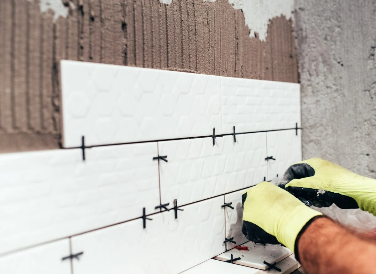 Wyjaśniamy, jak ułożyć płytki w łazience jak profesjonalista