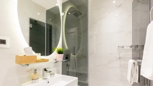 Lustra do łazienki podświetlane z wykorzystaniem światła LED mają wiele innych zalet.