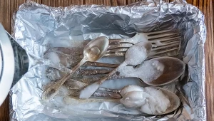 Zmatowiałe sztućce zanurz w zsiadłym mleku na około 10 minut. Następnie wypoleruj suchą szmatką (bez wcześniejszego płukania).