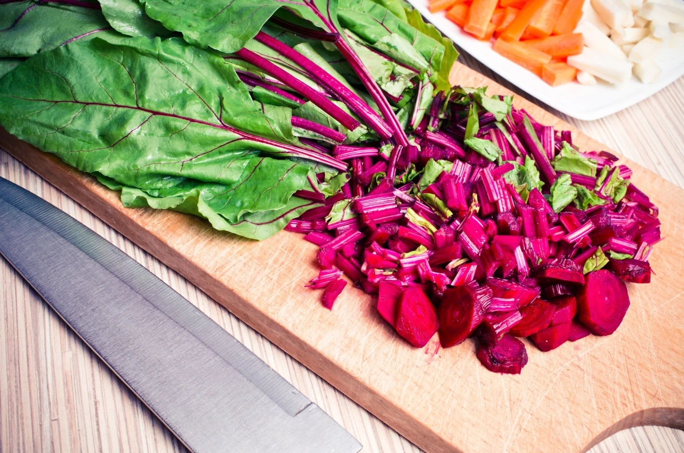 Młode buraki ćwikłowe nazywane sa botwiną