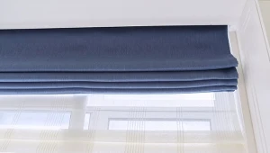 Pielęgnacja rolety rzymskiej powinna być dostosowana do materiału, z którego jest wykonana.