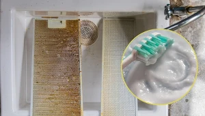 Do błyskawicznego wyczyszczenia brudnej kratki od okapu zastosować można sodę oczyszczoną.