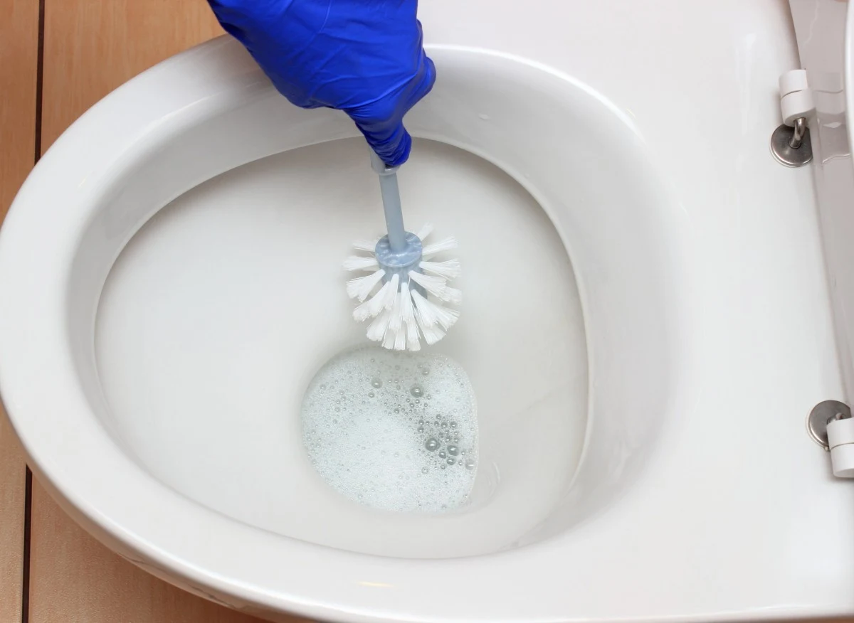 Ocet rozmiękczy kamień i pozwoli łatwo go wyczyścić