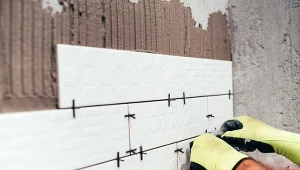 Wyjaśniamy, jak ułożyć płytki w łazience jak profesjonalista