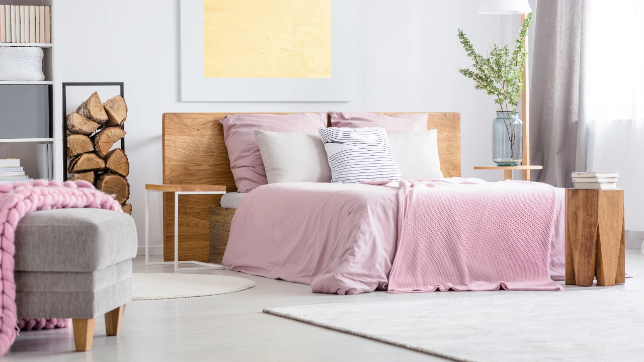 Łóżko z drewnianą ramą