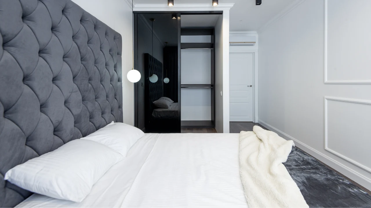 Łóżko z tapicerowanym zagłówkiem