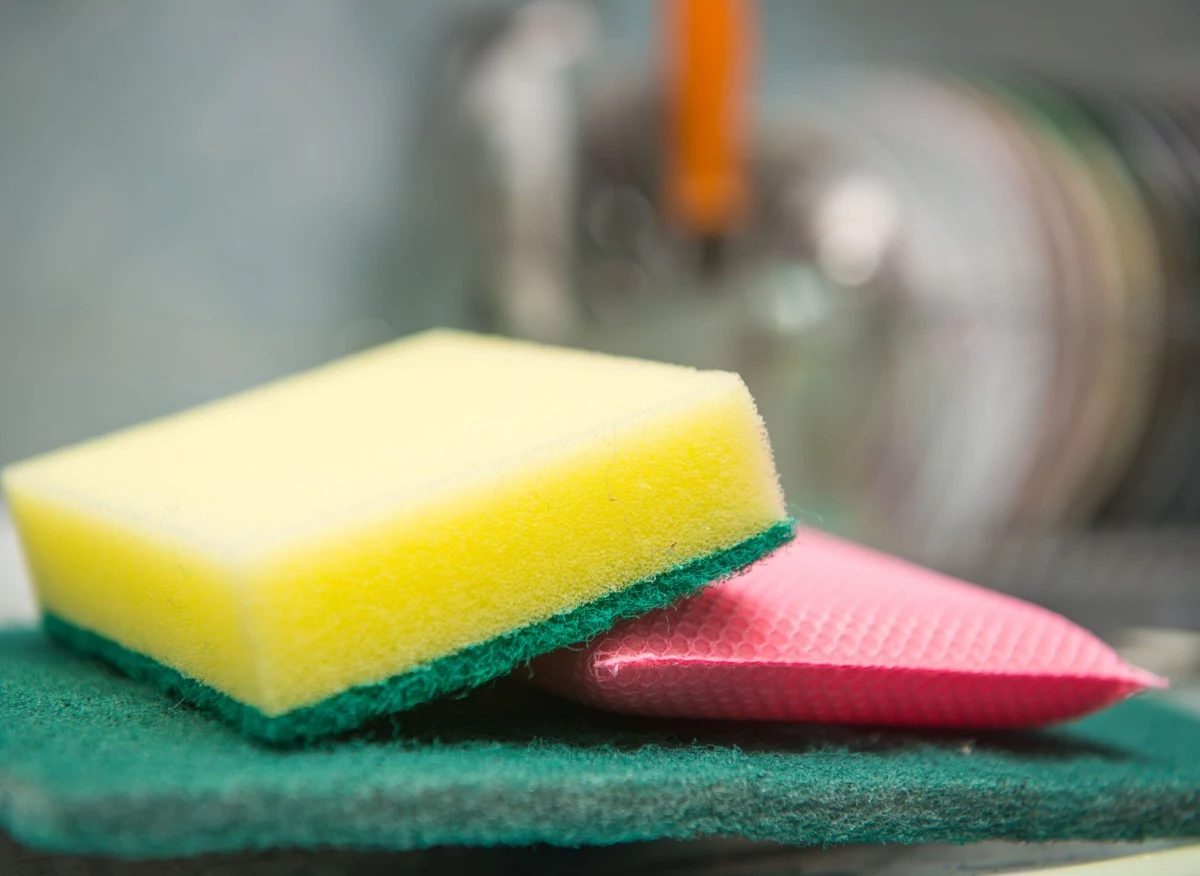 Skuteczną metodą czyszczenia kuchennych zmywaków jest wypranie ich w jak najwyższej temperaturze z dodatkiem wybielacza i proszku do prania