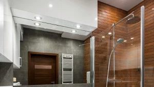 Wybierając kolor światła do łazienki lepiej stawiać na chłodne odcienie.