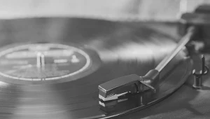 Moda na słuchanie muzyki z gramofonu bez wątpienia powróciła. Pytanie jest inne: czy będzie ona chwilowa czy może zostanie z nami na długo?