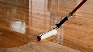 Do malowania paneli drewnopodobnych używa się farb wodorozcieńczalnych lub rozpuszczalnikowych.