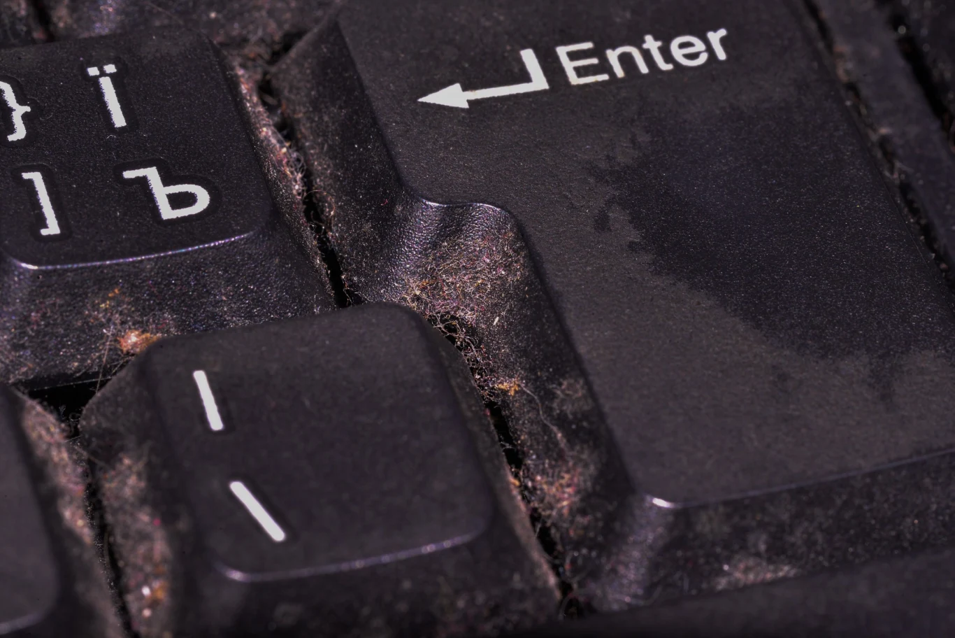 Przestrzenie między przyciskami klawiatury wyczyścisz sprężonym powietrzem