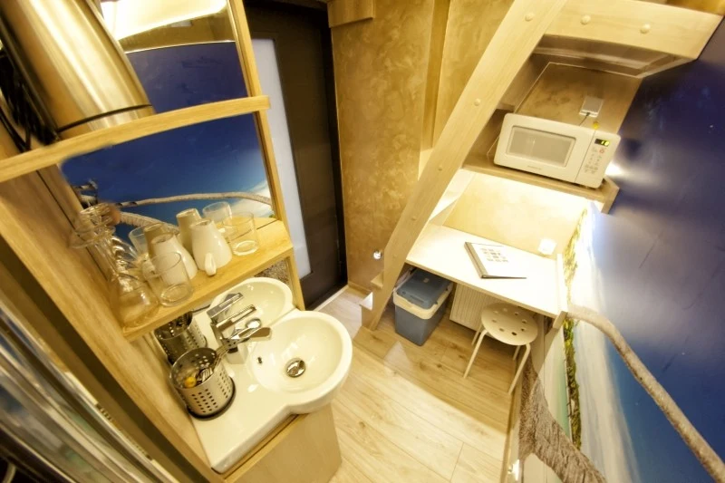 Na niewielkiej przestrzeni mieszczą się funkcje z pełnowymiarowego mieszkania fot