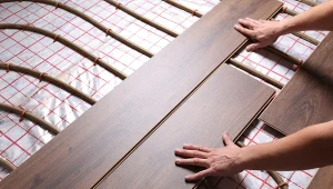 Ogrzewanie podłogowe to nie tylko mniejsze zużycie energii, zaletą tego rozwiązania jest również lepsze samopoczucie domowników.