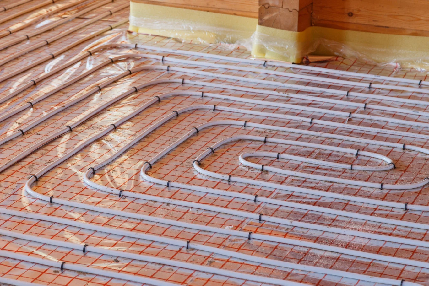 Pamiętajmy, by ogrzewania podłogowego nie zakładać w miejscach, gdzie planujemy stałą zabudowę, jak choćby szafa czy wyspa kuchenna