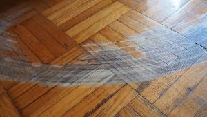 Cyklinowanie to nie jedyny sposób na odnowienie drewnianej podłogi.