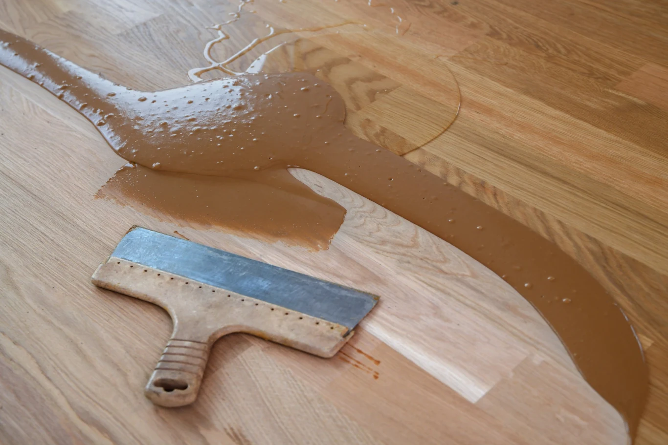 Sposoby na odnowienie posadzki z drewnianych desek, różnią się w zależności od zastosowanej metody impregnacji