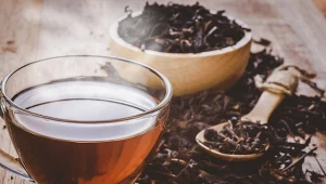 Herbata czarna działa łagodząco w bólach brzucha.