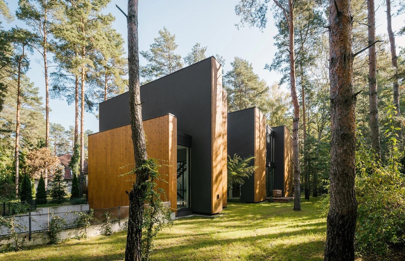 Dom jak Las usytuowany jest na wąskiej i długiej działce