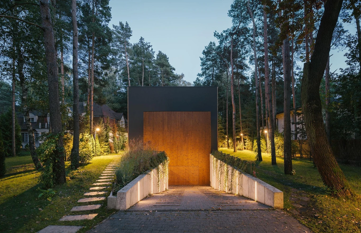 Brama garażowa została wykonana z tym samych płyt co elewacja