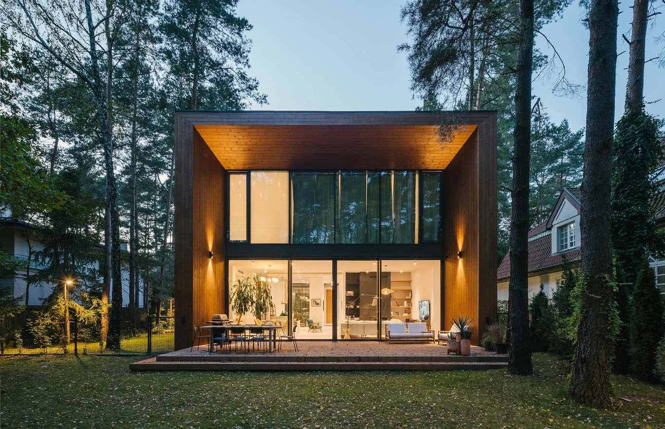 Z salonu i kuchni można podziwiać ogród