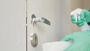 Dezynfekcja mieszkania po covidzie jest kluczowa, aby zminimalizować ryzyko zarażenia pozostałych domowników.