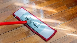 Domowe sposoby na lśniącą podłogę bez smug