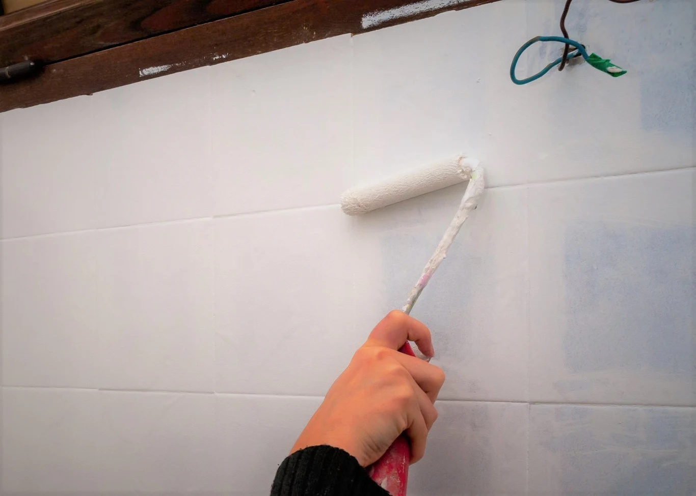 Chcąc odmienić łazienkę, możesz zdecydować się na malowanie płytek