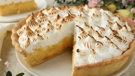 Tarta z jabłkami i bezą to wyśmienity deser, który może zastąpić tort podczas uroczystości