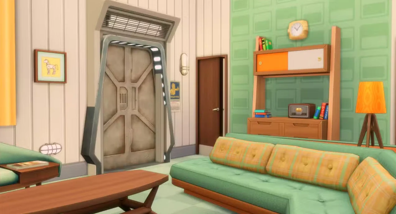 Salon w stylu retro z zieloną kanapą, drewnianym stolikiem kawowym i meblościanką z zegarem oraz radiem. Wyróżnia się metalowe drzwi o futurystycznym wyglądzie.