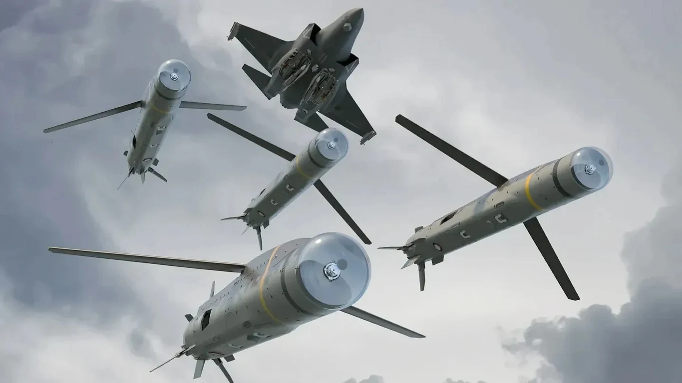 3350 pocisków ERAM o zasięgu 450 km dla Ukrainy Myśliwiec zrzucający kilka rakiet w chmurach, zbliżenie na pociski oraz dynamiczny układ przedstawiający moment ataku.