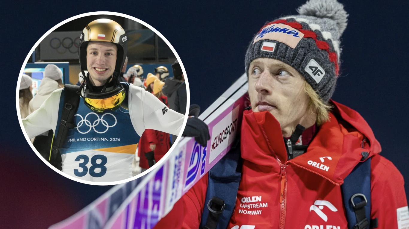 Dwóch mężczyzn związanych ze skokami narciarskimi; jeden uśmiechnięty w stroju sportowym z numerem startowym i kaskiem na głowie, drugi ubrany w czerwoną kurtkę z logo Orlen oraz Norwegii, z czapką i nartami na ramieniu. Nocny plener i atmosfera zawodó...