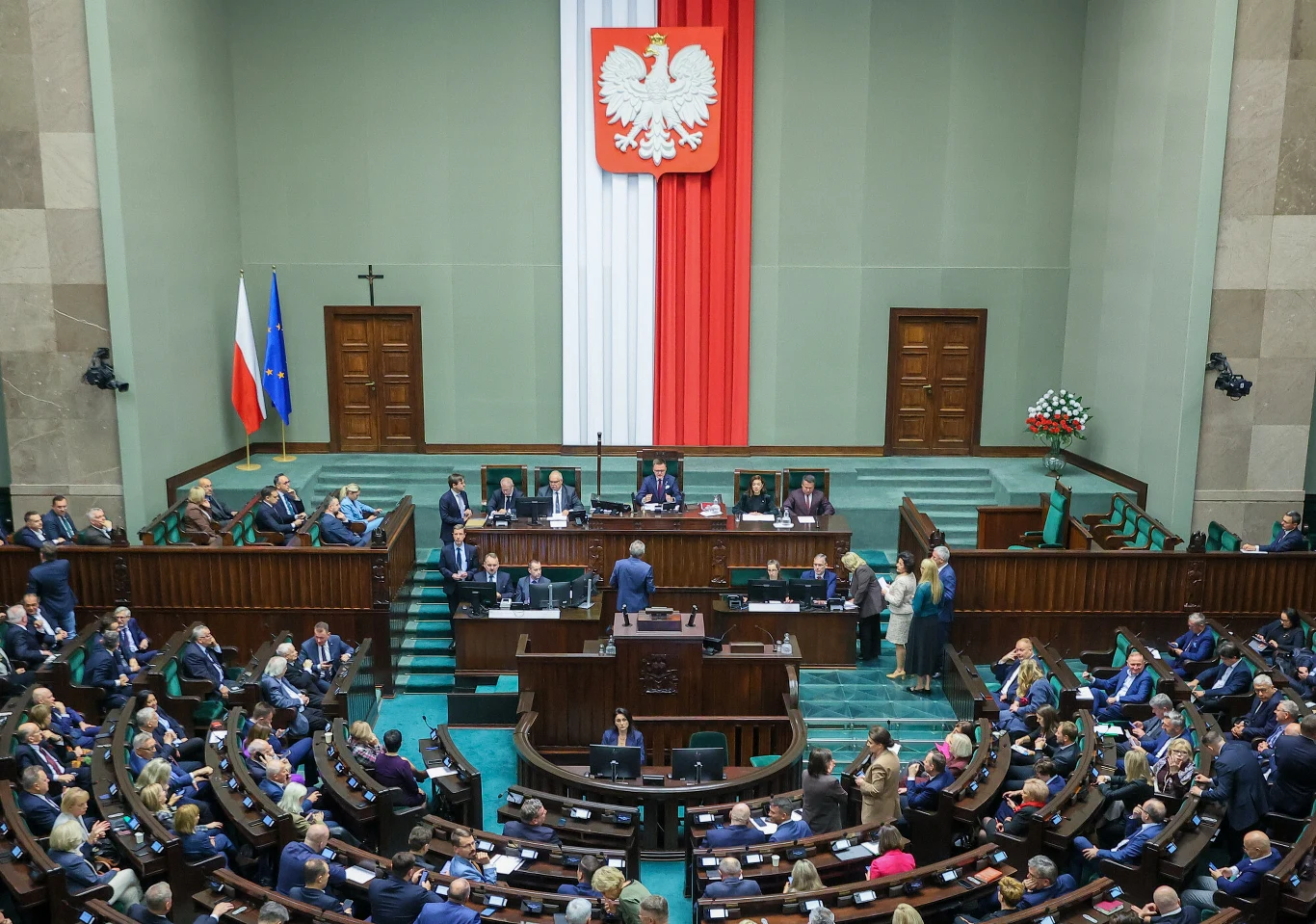 Początek roku przyniósł serię podwyżek świadczeń otrzymywanych przez parlamentarzystów. Mimo to część z nich twierdzi, że wciąż zarabia za mało Sala posiedzeń polskiego Sejmu wypełniona posłami podczas obrad, na ścianie wielka flaga Polski z godłem, po lewej stronie stoją flagi Polski i Unii Europejskiej, centralnie znajduje się mównica i prezydium.