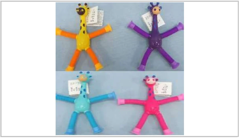 Cztery kolorowe, plastikowe zabawki w kształcie żyraf, każda z rozłożonymi kończynami, o różnych barwach: żółtej, fioletowej, niebieskiej i różowej, na każdej zawieszona biała etykieta.