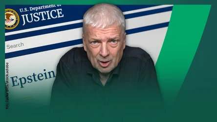 Starszy mężczyzna z siwymi włosami na tle planszy z napisem 'Justice' oraz nazwiskiem 'Epstein', w kontekście amerykańskiego Departamentu Sprawiedliwości.