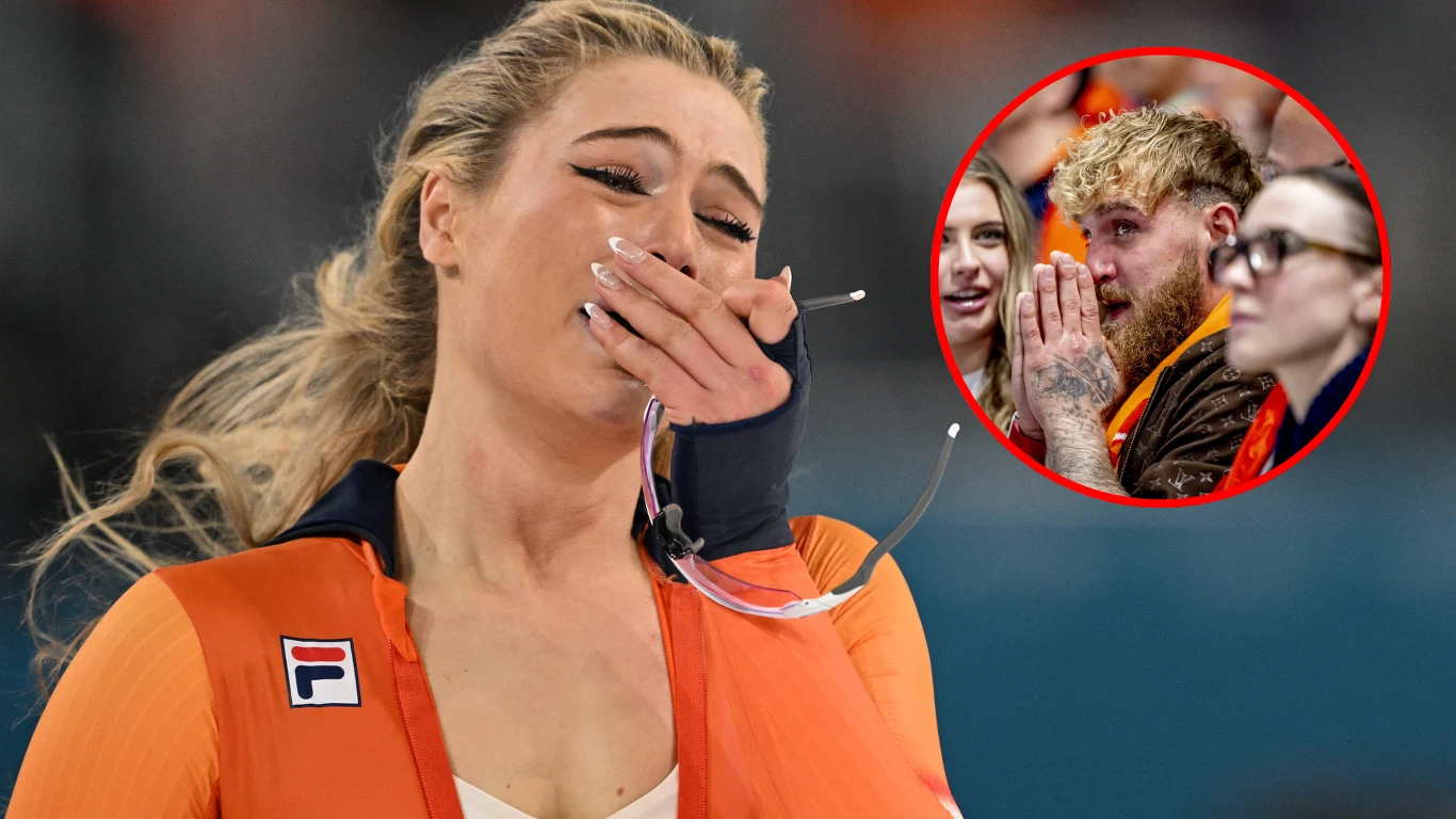 Jutta Leerdam Zawodniczka w sportowym stroju trzyma rękę przy ustach, na twarzy widać wzruszenie i łzy, a w okrągłym wycięciu w prawym górnym rogu widoczna jest zaintrygowana i przejęta grupa kibiców, którzy również reagują emocjonalnie.