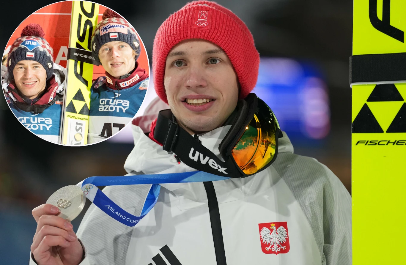 Kamil Stoch, Dawid Kubacki, Kacper Tomasiak Sportowiec ubrany w biały kombinezon z orzełkiem na piersi trzyma srebrny medal z niebieską wstążką, na szyi zawieszone gogle narciarskie, na głowie czerwona czapka. W lewym górnym rogu widoczna okrągła wstawka z dwoma uśmiechniętymi skoczkami narciars...
